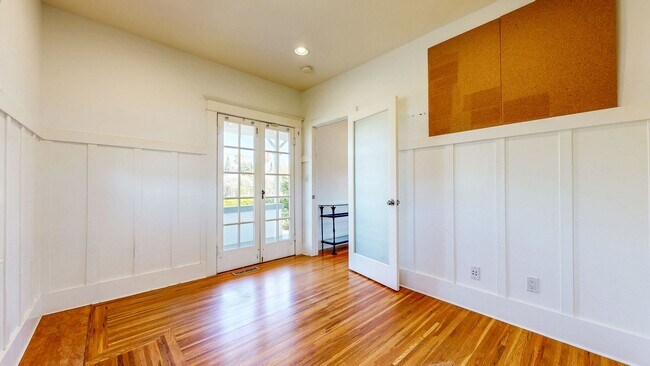 Building Photo - Charming 2 bedroom 1.5 bath plus office ho...
