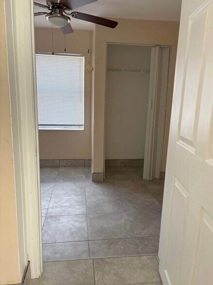 Smaller bedroom - 209 NW 28th Ave