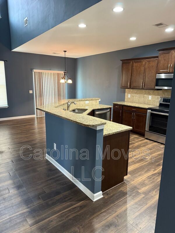 Building Photo - 451 Riverdale Rd