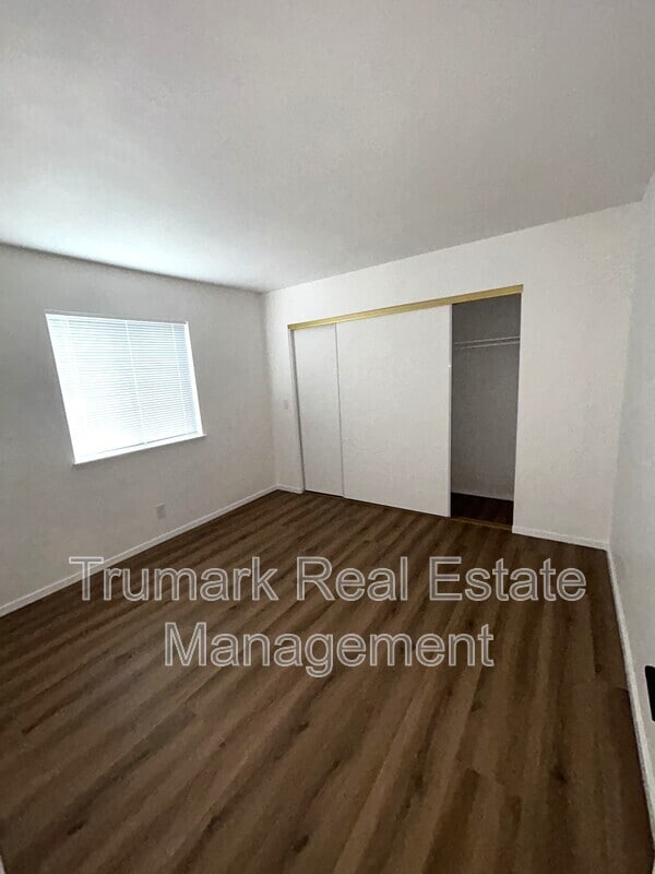 Building Photo - 3831 La Crescenta Ave