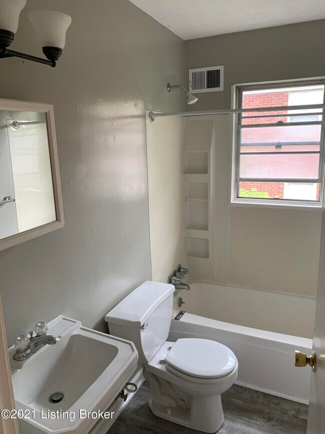 Building Photo - 2624 Longview Ave