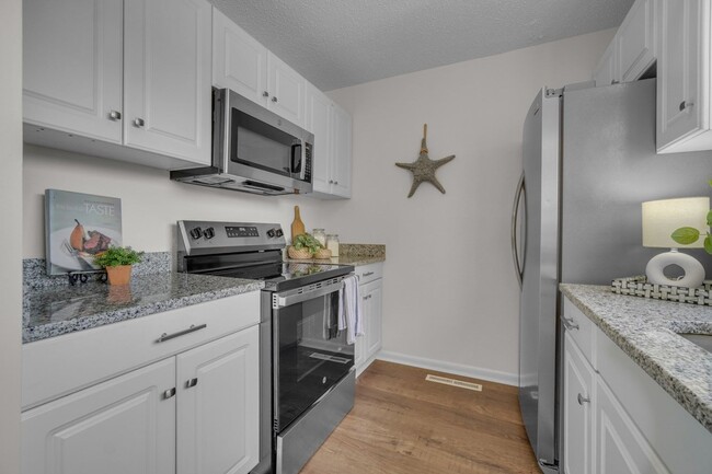 Building Photo - Ready NOW! 1 Block from the Bay! Pet Frien...
