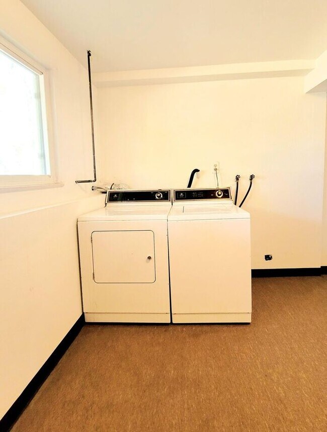 Building Photo - MOVE IN SPECIAL! 4 Bedrooms • Big Backyard...