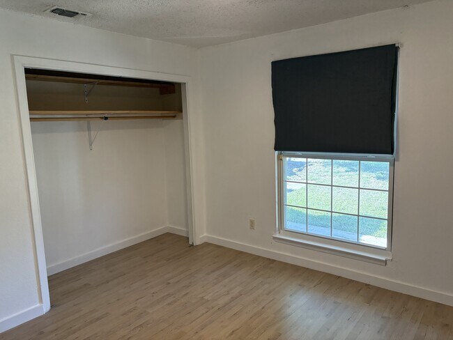 Building Photo - 4006 Hillside Dr