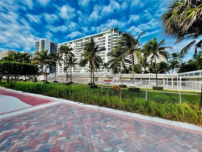 Building Photo - 2899 Collins Ave
