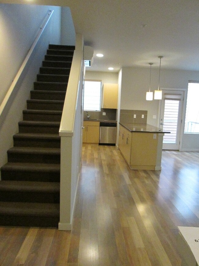 Building Photo - Spacious Two Bedroom Townhome