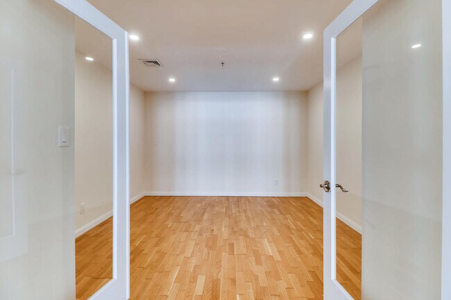 Building Photo - 250 President St