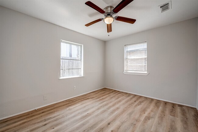 Building Photo - 8814 Manus St