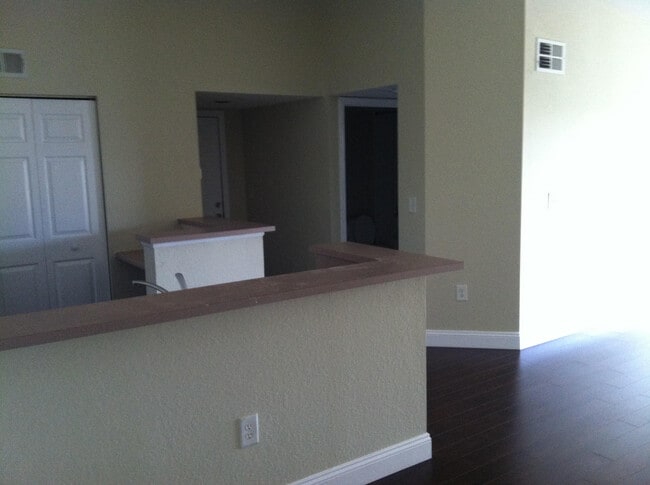 Building Photo - 171 SW Palm Dr