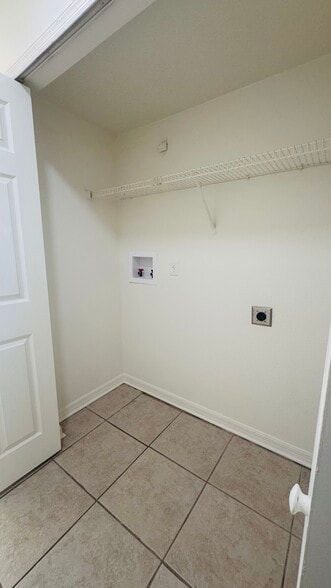 Laundry hookups - 1613 Winter Green Blvd