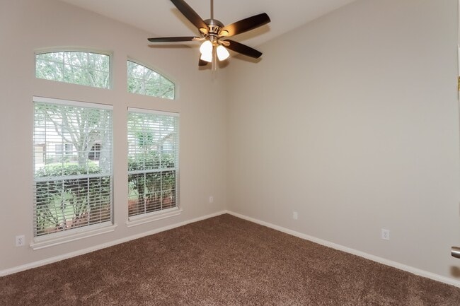 Building Photo - 3211 Oak Park Ln