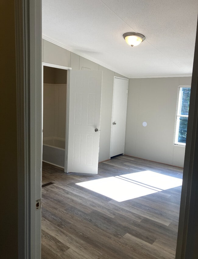 Building Photo - 319 Bridgeview Dr