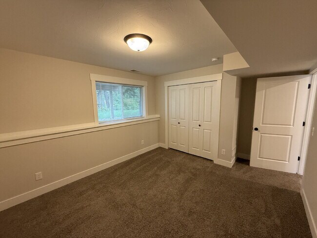 Building Photo - 3 bed, 2 bath Townhouse SE Grand Rapids