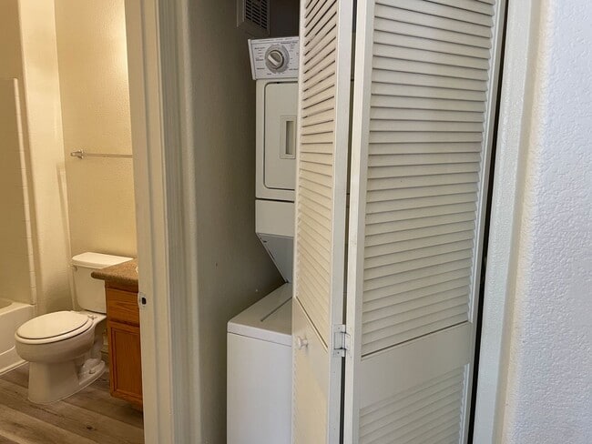 Building Photo - 2 Bedroom Condo!