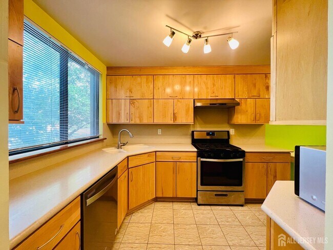 Building Photo - 172 Sayre Dr