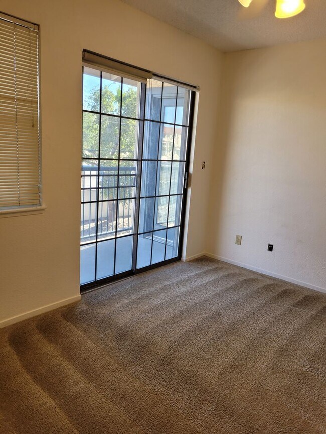 Building Photo - Affordable 2bed/2 bath Condo is Beautiful ...