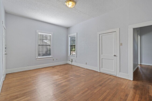 Building Photo - 516 Mill St