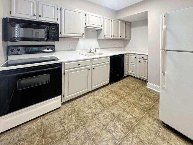 Building Photo - Updated 2BR End-Unit Condo | Pool Community | Minutes to Downtown Gainesville