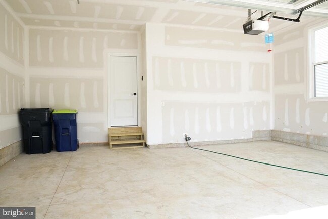 Building Photo - 610 Spruce Rd