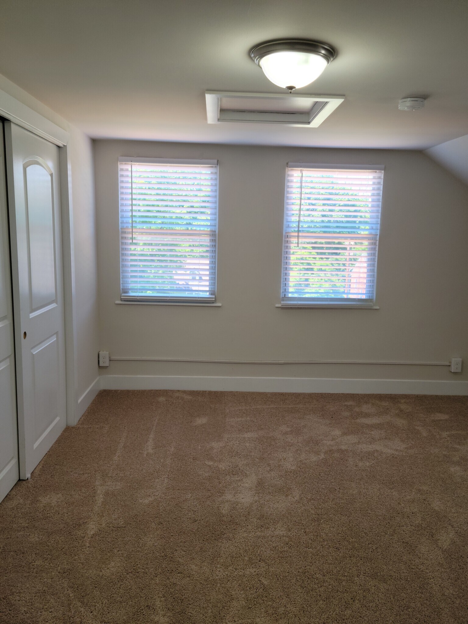 Building Photo - 498 Manatawny St