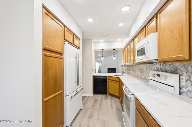 Building Photo - 144 La Pasada Cir W