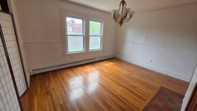 Building Photo - 547 Talbot Ave