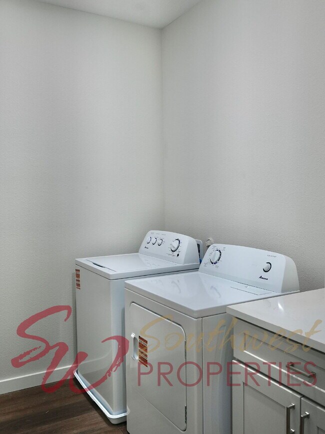 Building Photo - Upgrade your living experience across from campus in this fully furnished 3 bedroom 2.5 bath!