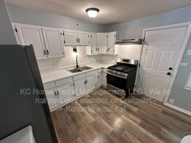 Building Photo - 10809 Ewing Ave