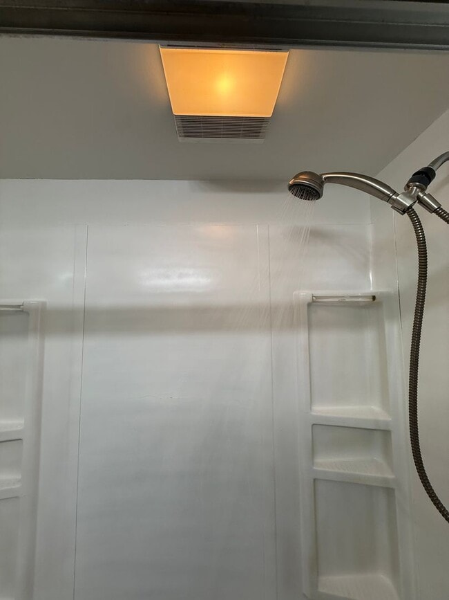 Building Photo - SECTION 8 AND EDEN ACCEPTED! Charming 2-Bedroom Home in the Heart of Akron!!