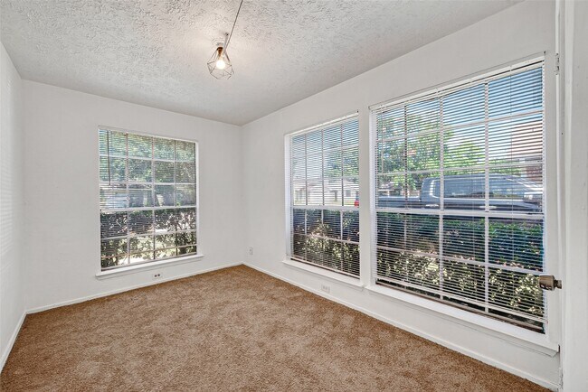 Building Photo - 4632 Greenwood Dr