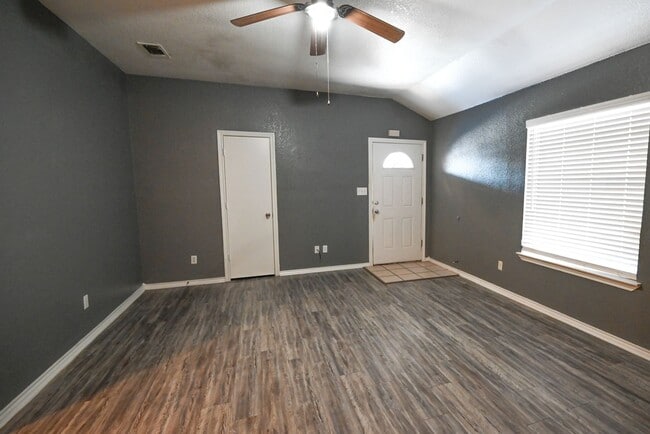 Building Photo - Decatur 3 bedroom 2 bath Duplex Available