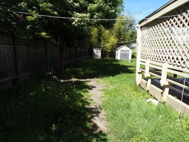 Building Photo - 11865 SW Ebberts Ct