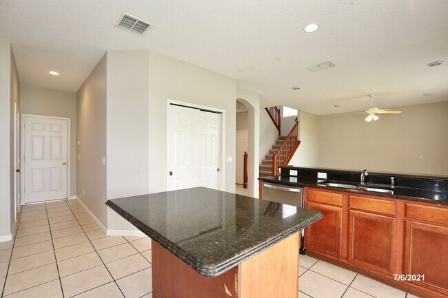 Building Photo - Gorgeous 4/2.5 Home with a 2 Car Garage Lo...