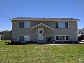 Building Photo - Spacious & Affordable! 5 Bed 2 Bath Home f...