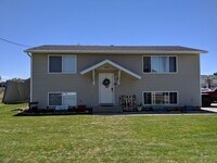 Building Photo - Spacious & Affordable! 5 Bed 2 Bath Home f...