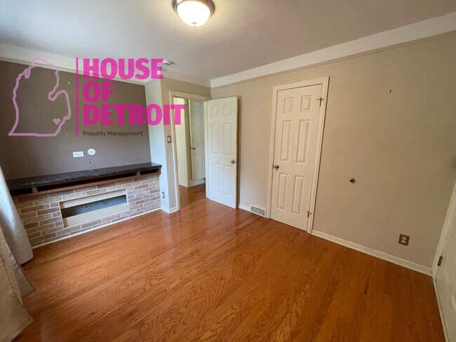 Building Photo - 3 BEDROOM 1 BATH BUNGALOW FREE PRE-SCREEN