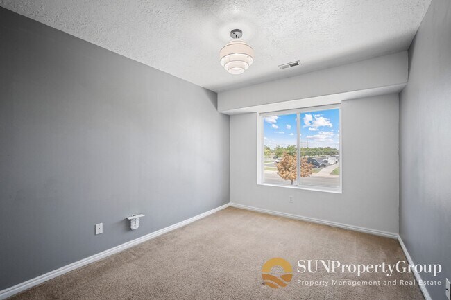 Building Photo - 1574 Calais Ct