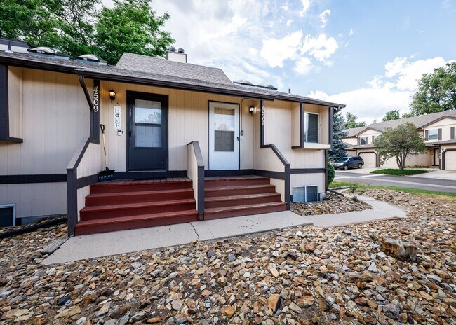 Building Photo - Lovely End Unit 2 Bed Condo, Centrally Located