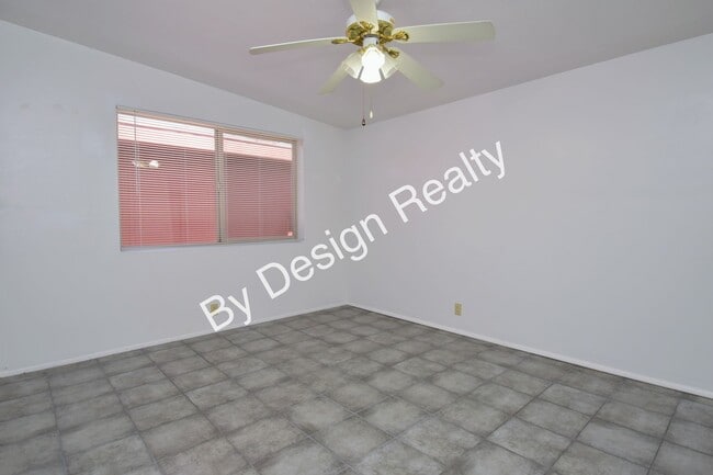 Building Photo - 3 Bed 2 Bath Midtown Duplex with Covered Parking & Storage
