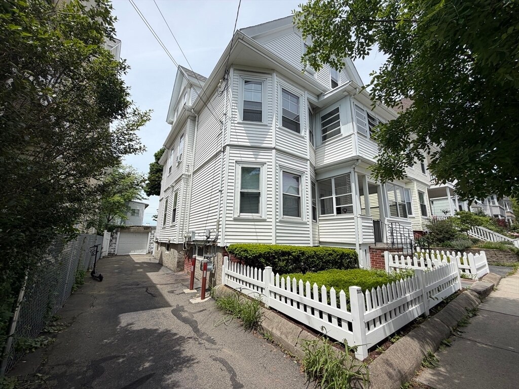 Building Photo - 58 Willow Ave
