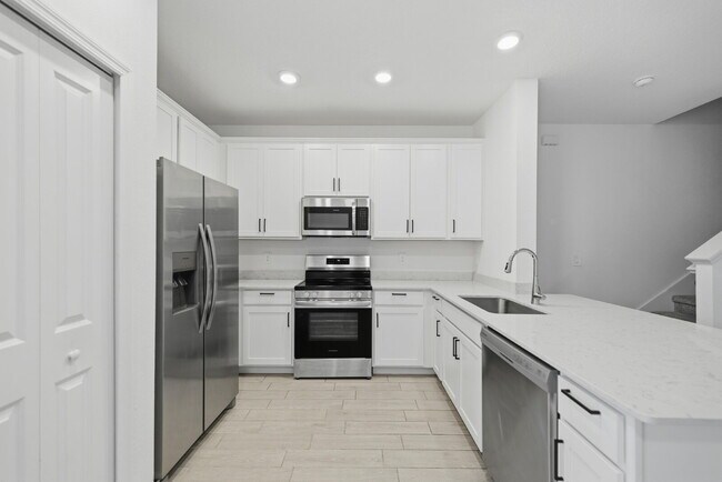 Building Photo - 3-Bedroom Oak Hammock Townhome – Internet Included!