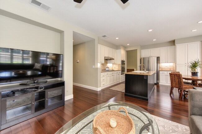 Building Photo - Great Location! Clean, Renovated, Beautifu...