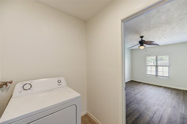 Building Photo - 9811 Shadydale Ln