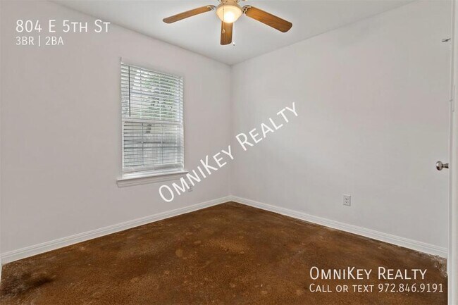 Building Photo - 804 E 5th St