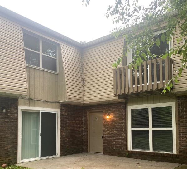Primary Photo - Spacious 2 bdrm/1.5 bath townhome in Cedar...