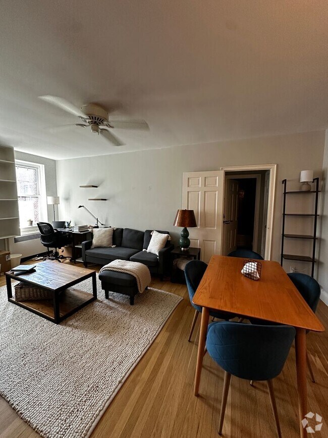 Building Photo - Bright & Spacious 1-Bedroom Top-Floor Apar...