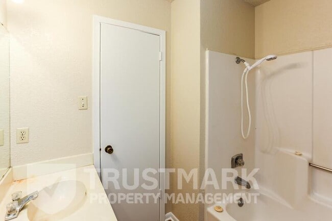 Building Photo - 2701 Bermuda Dr