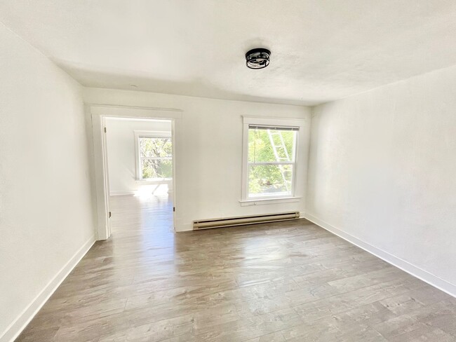 Building Photo - Gorgeous Remodeled 1 Bed, 1 Bath on South ...