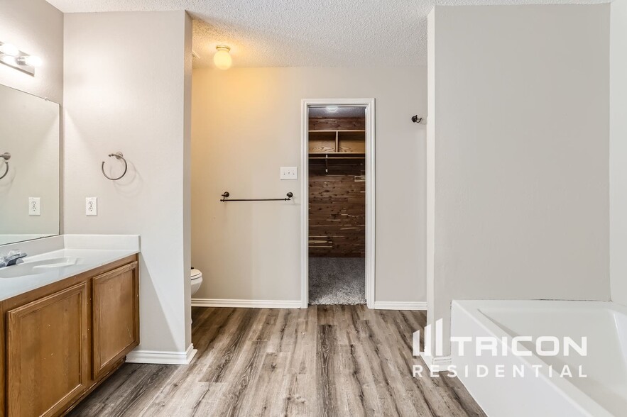 Building Photo - 5421 Pandale Valley Dr