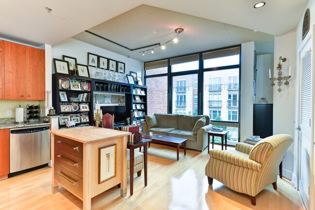 Building Photo - Gorgeous Light Filled 1Br Blocks to King St Metro